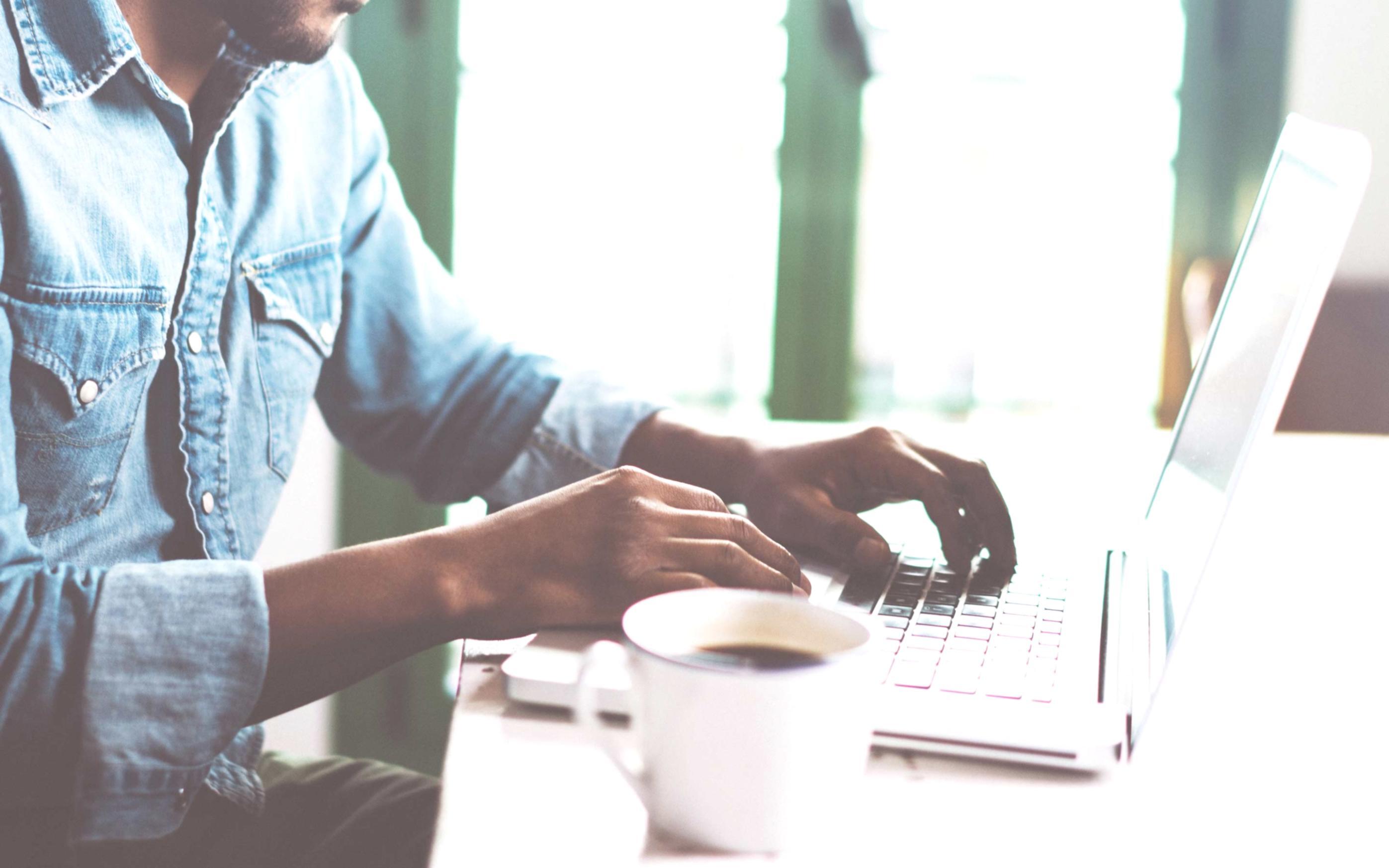 Estudiantes aprendiendo planificación financiera en línea